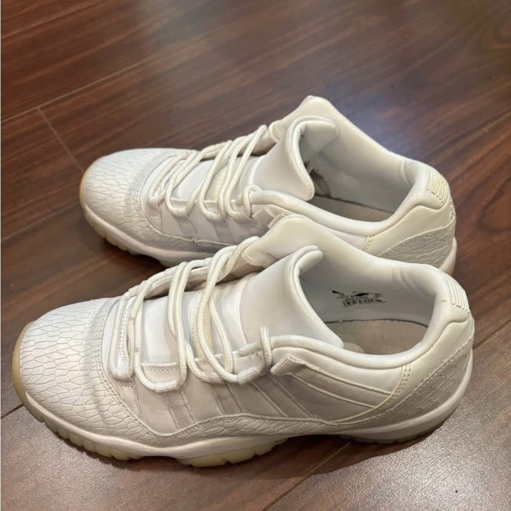 Nike Air Jordan 11 Retro Low - Picture 2 of 7